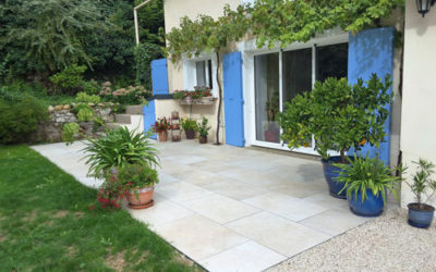 Création d’une terrasse grès cérame à Quinçay avec l’Art et la Matière paysagiste