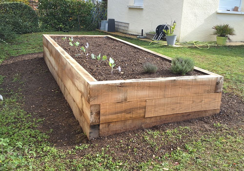 Carré potager en chêne sur mesure chez un particulier à Saint-Benoît (86), aménagement paysager durable